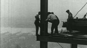 Photos en noir et blanc de la construction des gratte-ciel
