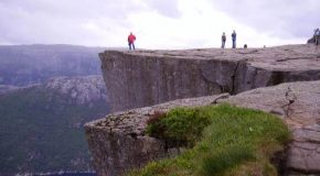 Des touristes découvrent les endroits les plus dangereux de notre planète