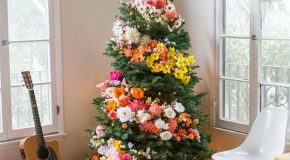 Des sapins décorés avec des fleurs pour un Noël plus beau