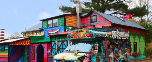 Une maison incroyablement décorée au milieu de la forêt!