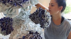 Fleurs en céramique de la série « Blooming » de l’artiste Zemer Peled