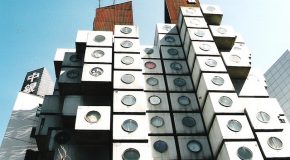 Un hôtel capsule à Tokyo avec des images qui montrent une dure réalité