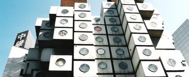 Un hôtel capsule à Tokyo avec des images qui montrent une dure réalité