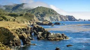 Highway 1 sur la côte pacifique et ses superbes paysages dans une documentation gratuite