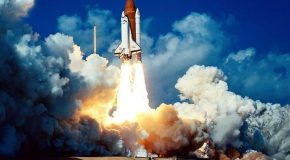 La conquête de l&rsquo;espace avec des clichés de lanceurs, de vaisseaux spatiaux et une histoire