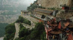 Visite vertigineuse et spectaculaire d’un village suspendu en Chine!
