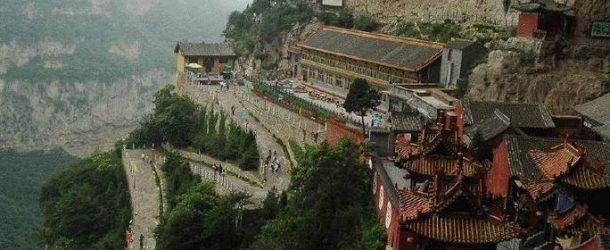 Visite vertigineuse et spectaculaire d&rsquo;un village suspendu en Chine!