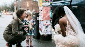 Une petite fille agréablement surprise en voyant une mariée dans la rue