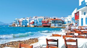 L’île de Mykonos en Grèce, le bleu domine, la joie aussi!
