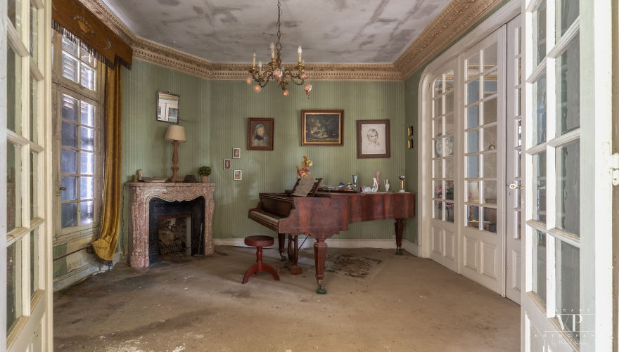 Une vieille maison abandonnée surprend par son décor intérieur! — free download