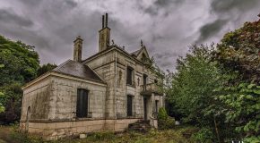 Une vieille maison abandonnée surprend par son décor intérieur!