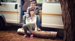 Après la mort de leur bébé, ils retrouvent le bonheur dans un camping car