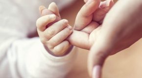 Un enfant grandit, mais il reste bébé aux yeux de ses parents!