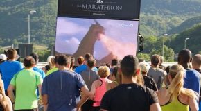 En Italie, des fans de Game of thrones, ont couru un marathon pour regarder la série.
