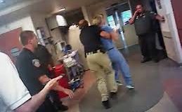 Alex Wubbles, l’infirmière qui fait face à la police.