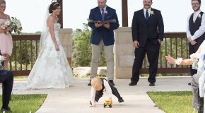 Les enfants durant les fêtes de mariage, ils sont juste fatigués!