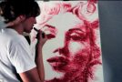 Elle peint les plus incroyables portraits avec ses lèvres