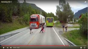 Un écolier traverse la route à l’aveuglette et faillit avoir un accident