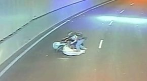 Un motard attaqué par un matelas qui avait fui d’un camion