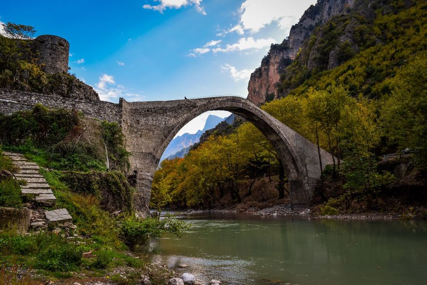 La beauté des anciens ponts en pierre de la Grèce