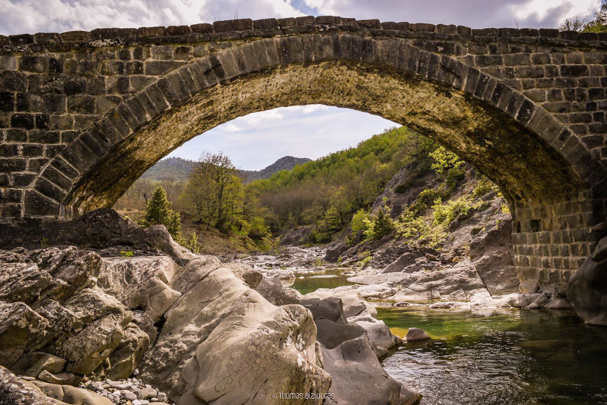 La beauté des anciens ponts en pierre de la Grèce