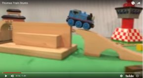 Une locomotive-jouet très à l’aise sur un circuit en bois