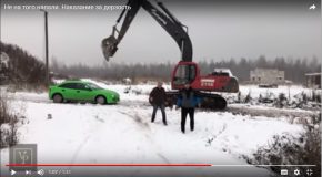 Une pelleteuse se venge en détruisant une voiture dont les occupants étaient méchants!