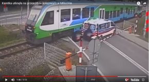 Une ambulance prise au piège à un passage à niveau, heureusement sans gravité!