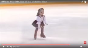 Une petite fille de deux ans fait du patinage artistique