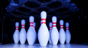 Une partie de bowling avec un incident spectaculaire