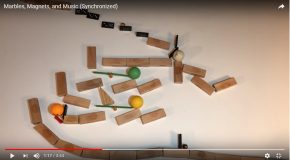 Il réalise un jeu de billes très amusant sur fond de musique classique