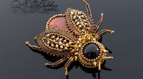 Des bijoux fabriqués avec des perles, mais qui ont la forme d’insectes