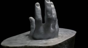 Il réalise de fines sculptures en pierre et c’est un plaisir à découvrir