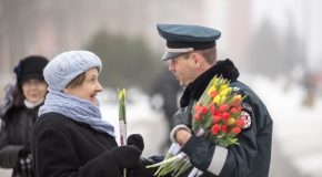 Des policiers offrent des tulipes aux femmes à l’occasion de la journée des femmes