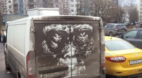 Un artiste Russe dessine sur les véhicules sales pour un changement de décor
