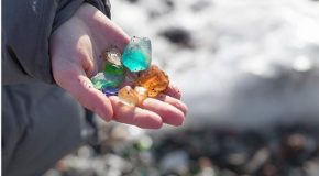 Une plage recycle les débris de verre d’une usine pour en faire des galets