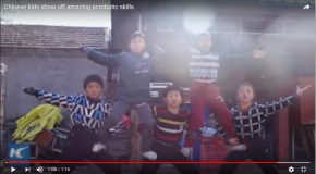 Des enfants acrobates dans une démonstration en groupe!