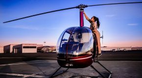 Elle a 22 ans et elle est pilote d’hélicoptère et instructrice de vol