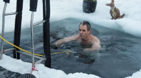 La folle tradition du bain glacé pour l’arrivée du solstice d’été.
