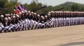Des soldats offrent une parade spectaculaire à effet dominos!