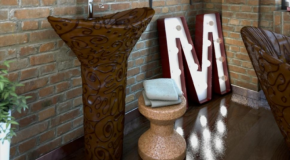 Une salle de bain entièrement réalisée avec du chocolat!