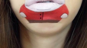 Elle transforme sa bouche en dessinant dessus des personnages de dessins animés.