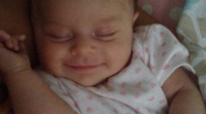 Quand Bébé dort en souriant! Images trop craquantes!