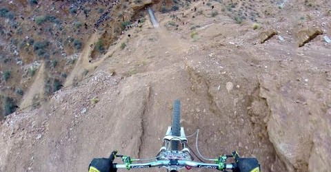 Dans la catégorie sport extrême voici un backflip en bmx impressionnant au dessus d&rsquo;un canyon.