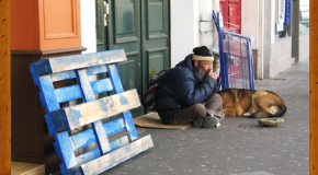 Ces gens qui n’ont plus rien et à qui l’on dédie ses quelques vers en guise d’action solidaire
