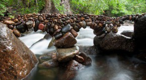 Le rock balancing ou le rocher équilibrage est un art incroyable!