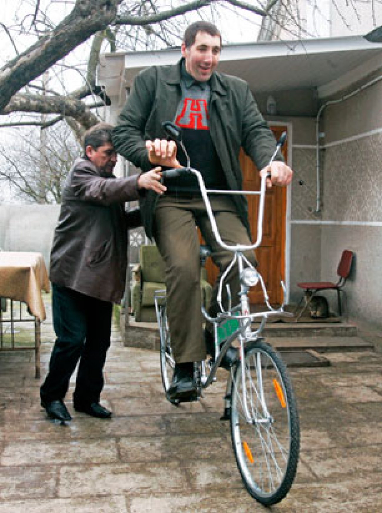 Высокий велик. Леонид Стадник рост. Украинский великан Леонид Стадник. Самый высокий человек в мире Леонид Стадник. Стадник гигант.