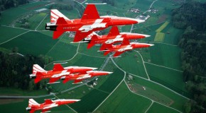 Quand l’armée aérienne Suisse sort le grand jeu on a l’impression que la voltige est un jeu d’enfant