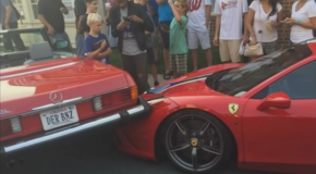 Une femme rate son créneau et abime un Ferrari 458 Speciale