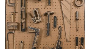 L’atelier de l’artiste Tom Burckhardt est réalisé en carton! Une vraie merveille!
